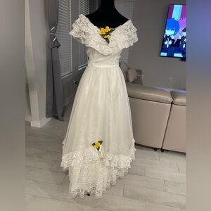 Vintage cottagecore Victorian lace detail faux flower details wedding gown S